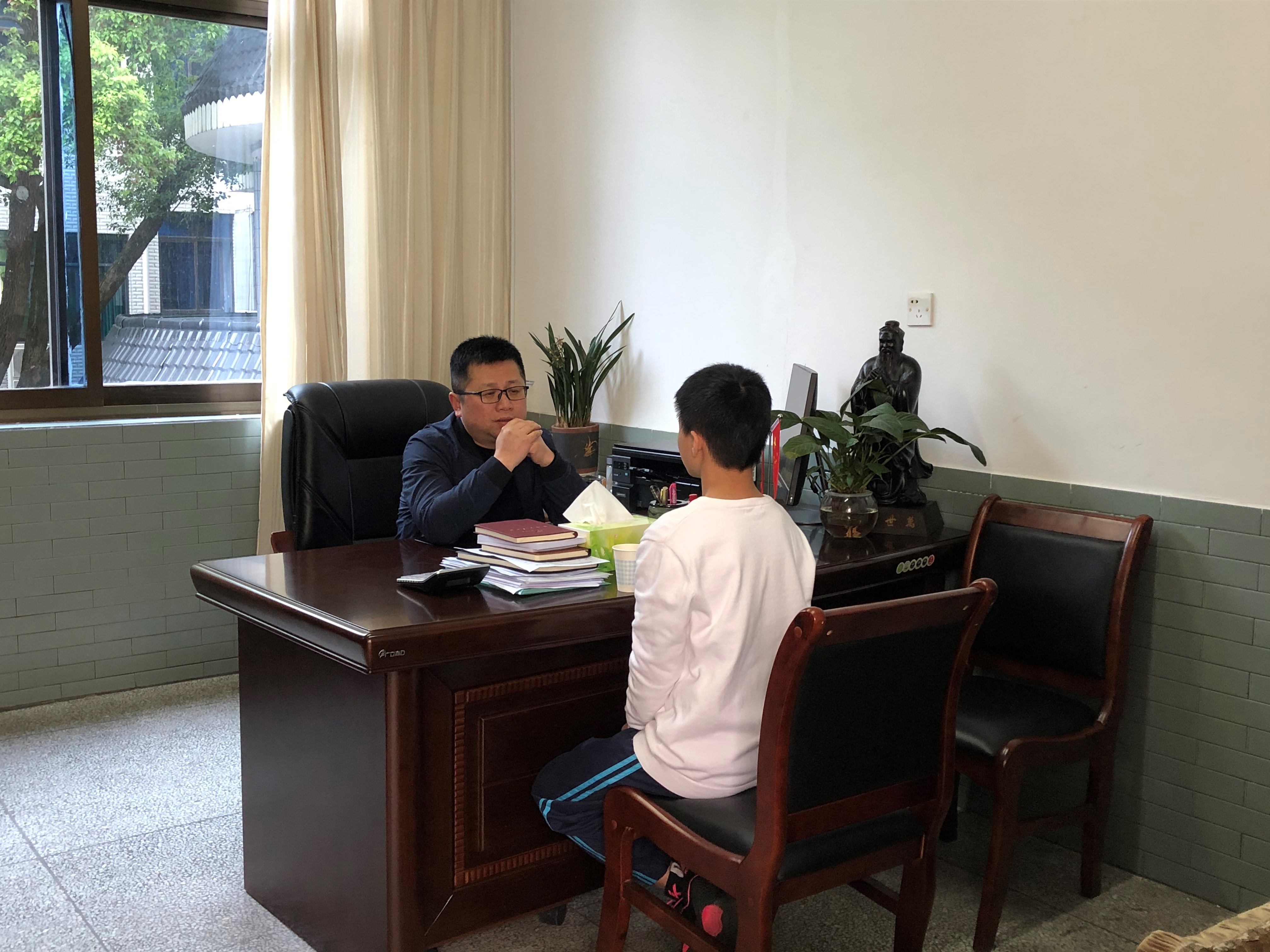 1李健雄校长与学生谈心谈话.jpg